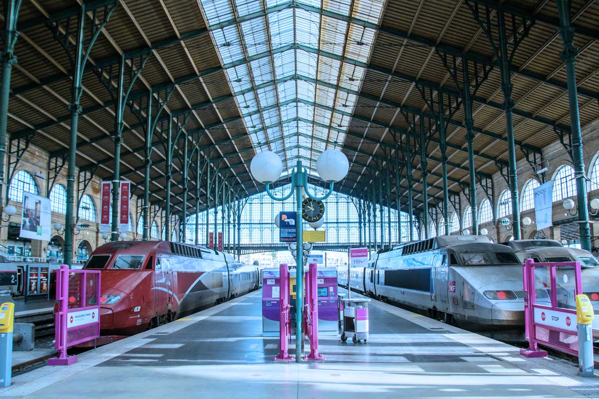TGV à quai dans une gare Parisienne